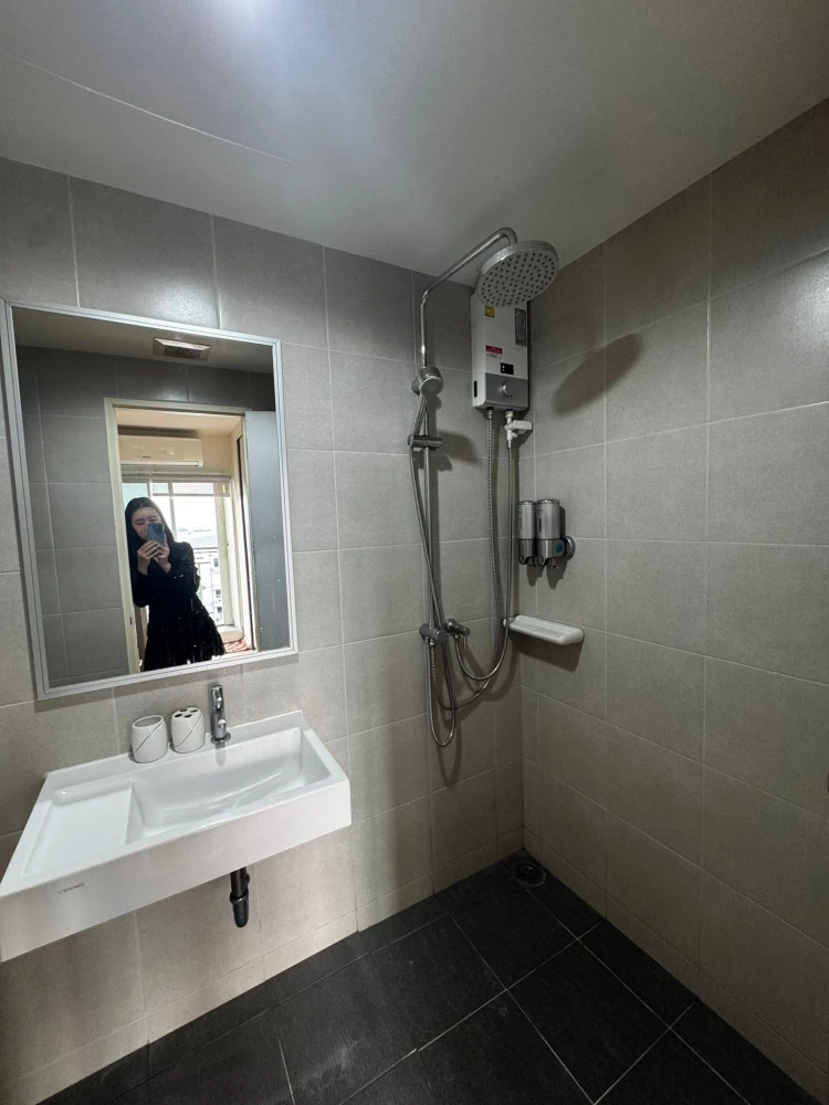 For rent: Lumpini Park Phetkasem 98, 9th floor unit. Fully furnished with built-in furniture, pool view, great ventilation. Don't miss out!