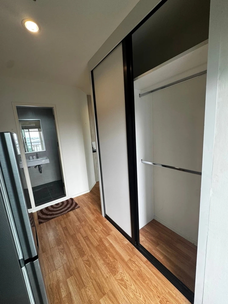 For rent: Lumpini Park Phetkasem 98, 9th floor unit. Fully furnished with built-in furniture, pool view, great ventilation. Don't miss out!