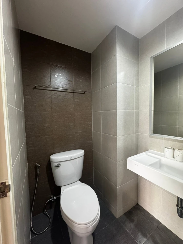 For rent: Lumpini Park Phetkasem 98, 9th floor unit. Fully furnished with built-in furniture, pool view, great ventilation. Don't miss out!