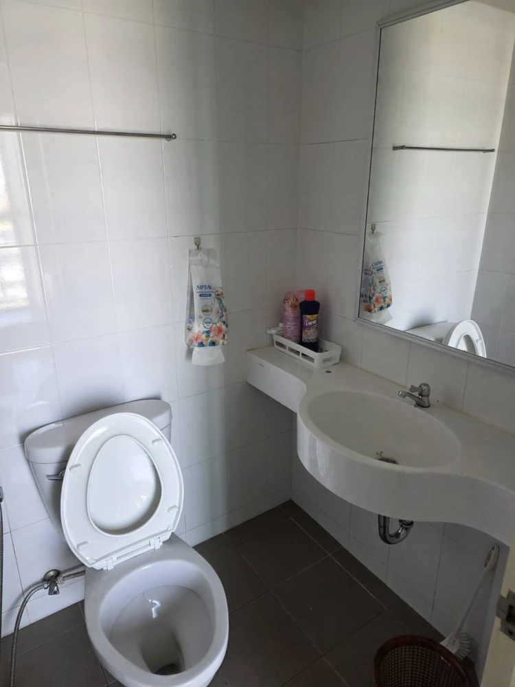 For rent: Lumpini Park Phetkasem 98. Nice high-floor unit with good ventilation. Fully furnished and equipped with appliances. Affordable price. Book