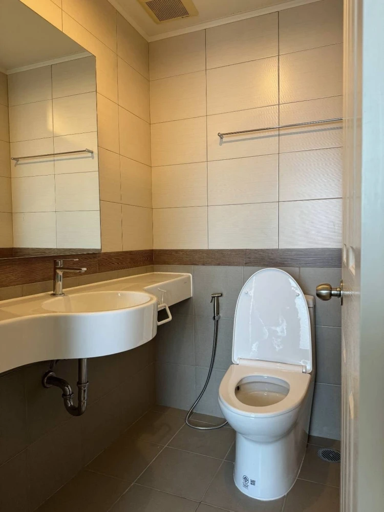 For rent: Lumpini Park Pinklao, high-floor unit, fully furnished. Book now!