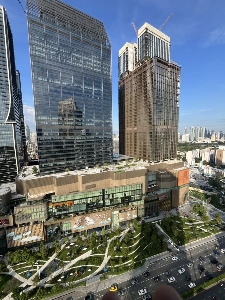 For rent: Lumpini Park View, 2 bedrooms, plenty of usable space, fully equipped with amenities, beautiful view from high floor, reserve now!