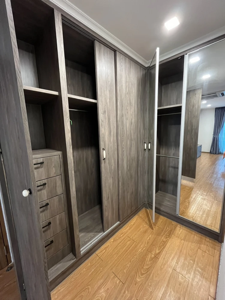 For rent: Lumpini Park View, 2 bedrooms, plenty of usable space, fully equipped with amenities, beautiful view from high floor, reserve now!