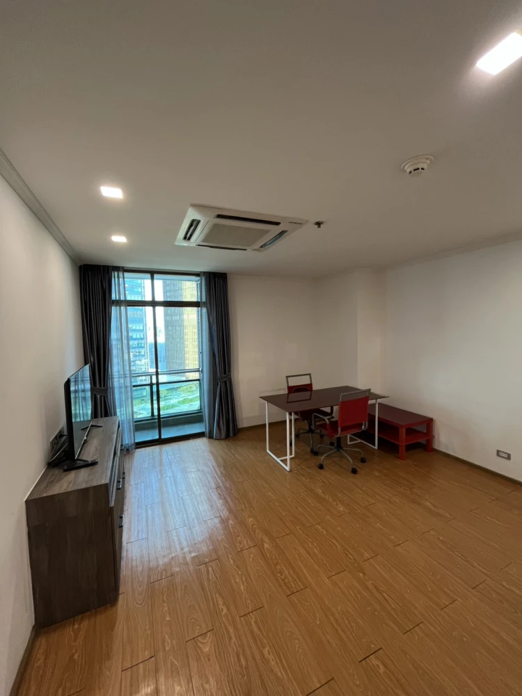 For rent: Lumpini Park View, 2 bedrooms, plenty of usable space, fully equipped with amenities, beautiful view from high floor, reserve now!