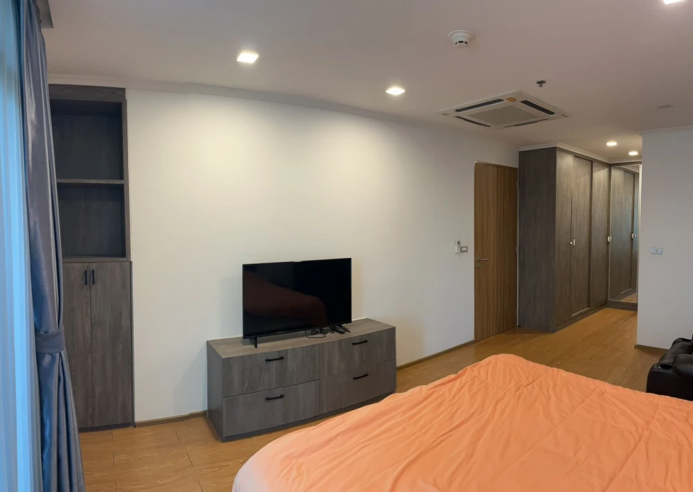 For rent: Lumpini Park View, 2 bedrooms, plenty of usable space, fully equipped with amenities, beautiful view from high floor, reserve now!