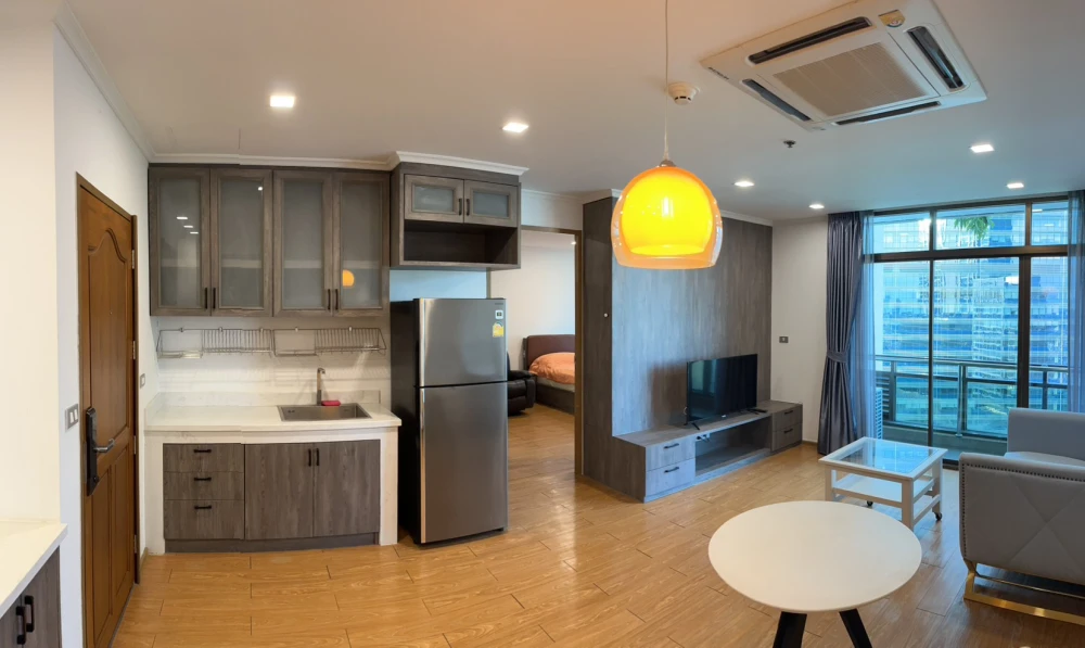 For rent: Lumpini Park View, 2 bedrooms, plenty of usable space, fully equipped with amenities, beautiful view from high floor, reserve now!