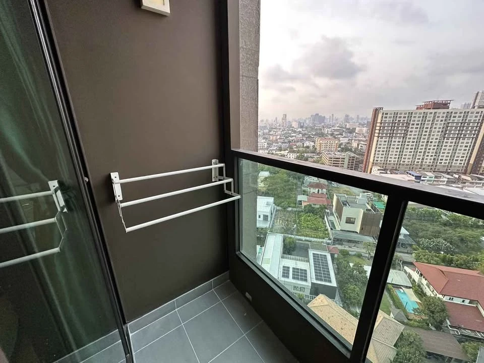 For rent: Lumpini Park Phahon 32, 17th floor, beautiful room in a minimalist style, beautiful city view, fully decorated with functions, must arrange.