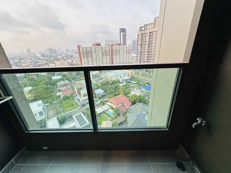 For rent: Lumpini Park Phahon 32, 17th floor, beautiful room in a minimalist style, beautiful city view, fully decorated with functions, must arrange.