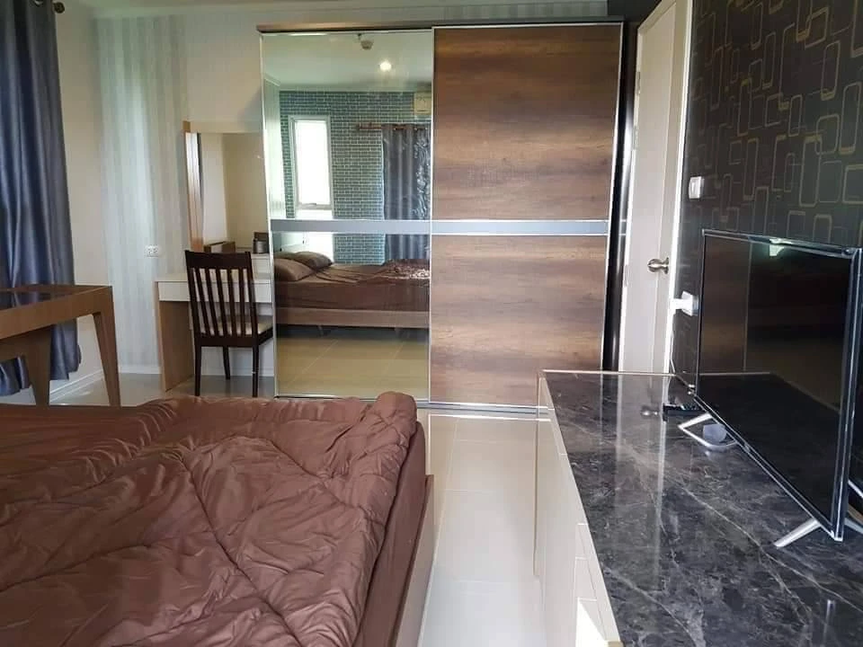 For rent: Lumpini Parkbeach Jomtien, spacious room with plenty of usable space, nice wallpaper, complete with amenities. Don't miss it!