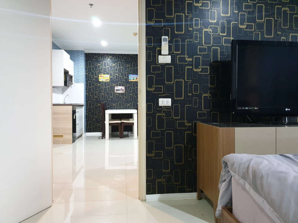 For rent: Lumpini Parkbeach Jomtien, spacious room with plenty of usable space, nice wallpaper, complete with amenities. Don't miss it!