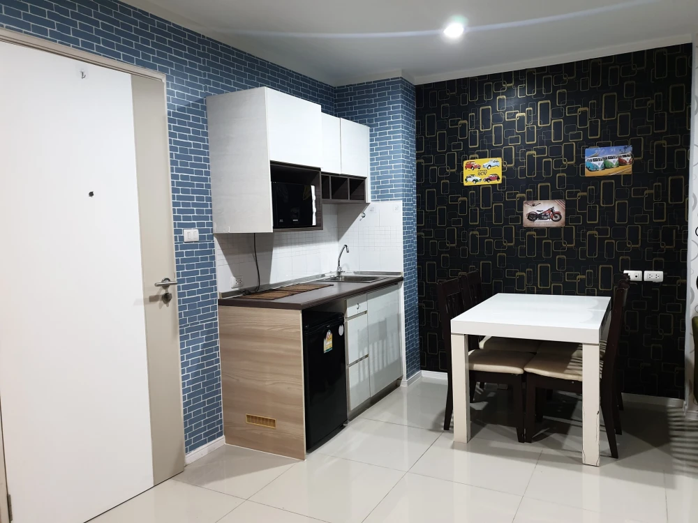 For rent: Lumpini Parkbeach Jomtien, spacious room with plenty of usable space, nice wallpaper, complete with amenities. Don't miss it!