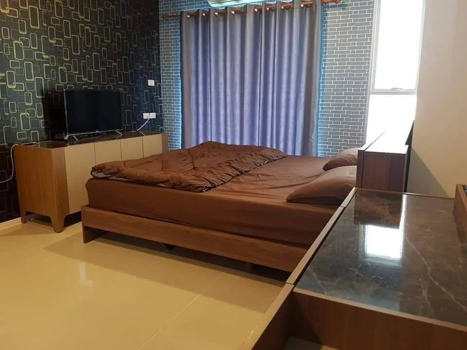 For rent: Lumpini Parkbeach Jomtien, spacious room with plenty of usable space, nice wallpaper, complete with amenities. Don't miss it!