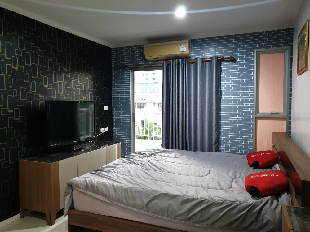 For rent: Lumpini Parkbeach Jomtien, spacious room with plenty of usable space, nice wallpaper, complete with amenities. Don't miss it!