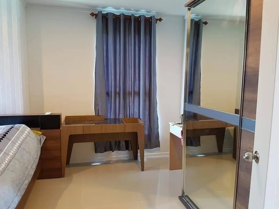 For rent: Lumpini Parkbeach Jomtien, spacious room with plenty of usable space, nice wallpaper, complete with amenities. Don't miss it!