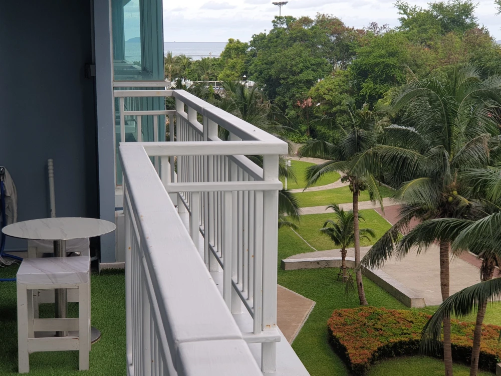 For rent: Lumpini Parkbeach Jomtien, spacious room with plenty of usable space, nice wallpaper, complete with amenities. Don't miss it!