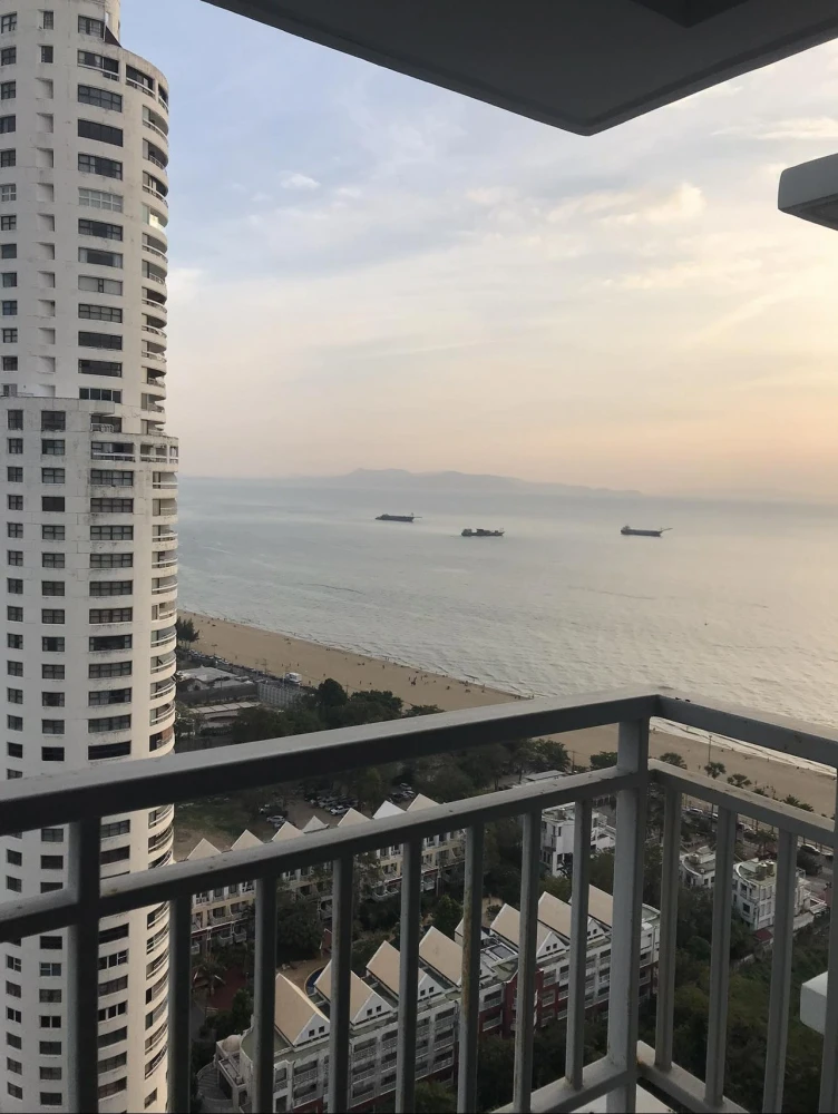 For rent: Lumpini Parkbeach Jomtien, a lovely room on the 32nd floor, great location, and fully furnished. Book now!
