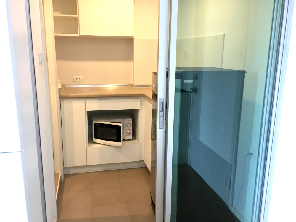 For rent: Lumpini Place Borom Ratchachonni–Pinklao, 21st floor, fully furnished unit. Book now!
