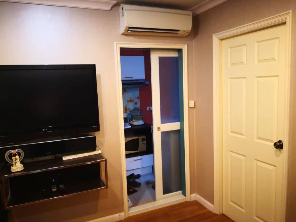 For rent: Lumpini Place Narathiwas - Chaopraya, ready-to-move-in unit on the 29th floor with river view and built-in furniture. Book now, don't wait!