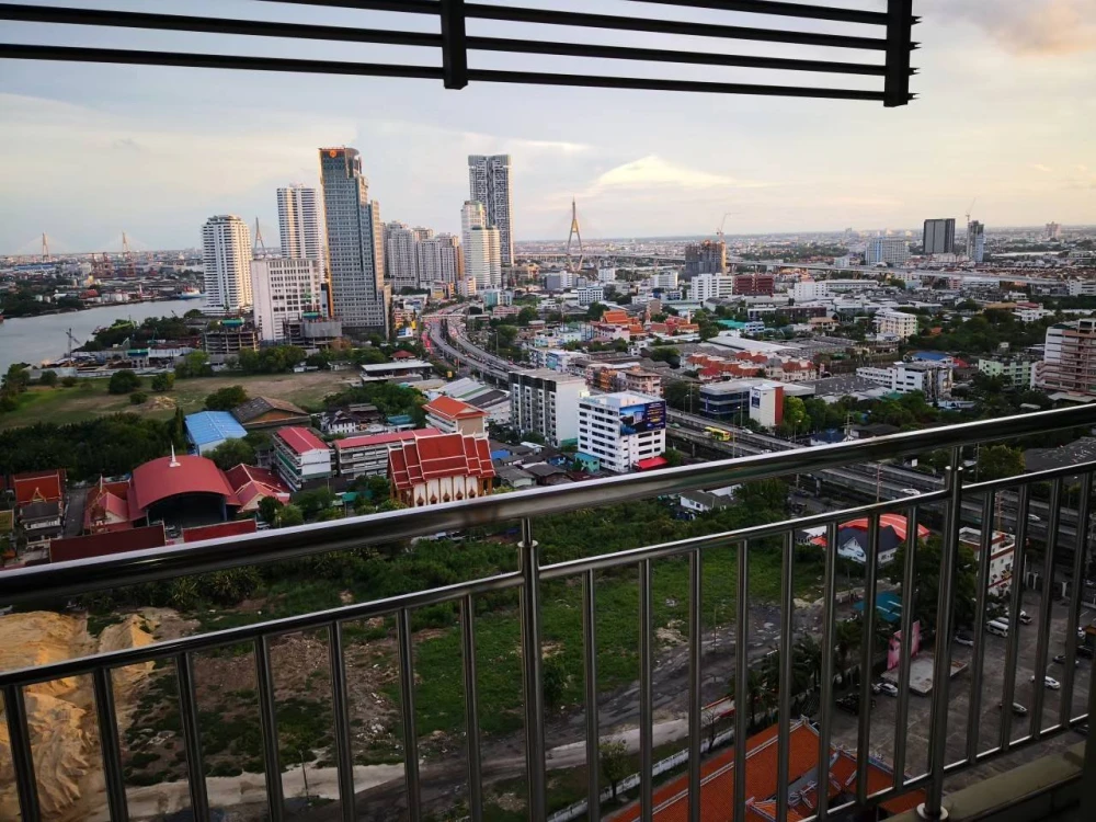 For rent: Lumpini Place Narathiwas - Chaopraya, ready-to-move-in unit on the 29th floor with river view and built-in furniture. Book now, don't wait!