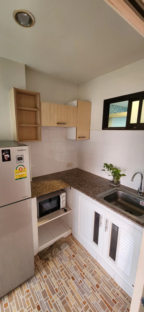 For rent: Lumpini Place Narathiwas 24, 9th floor, Building B, fully furnished, just bring your bags and move in.