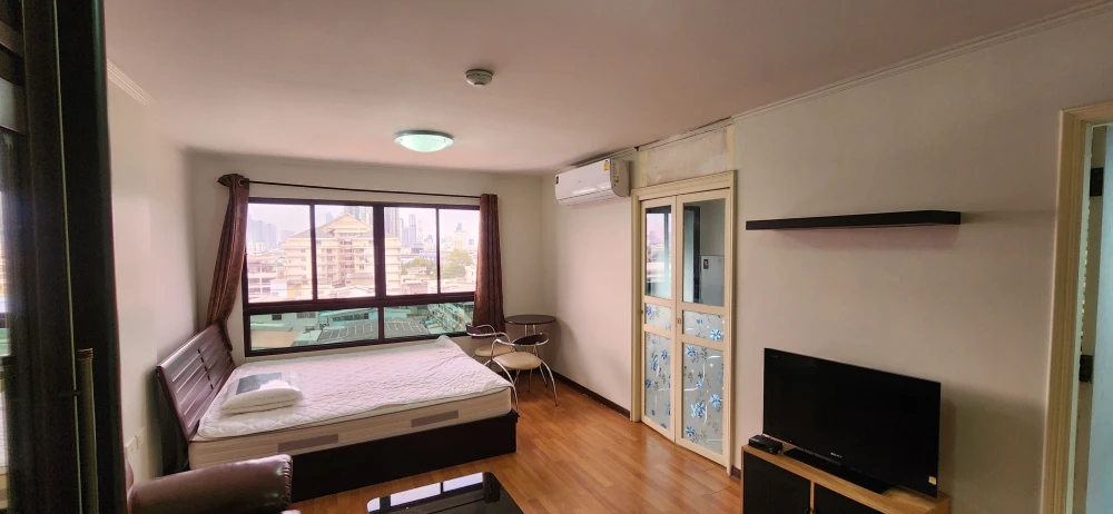 For rent: Lumpini Place Narathiwas 24, 9th floor, Building B, fully furnished, just bring your bags and move in.