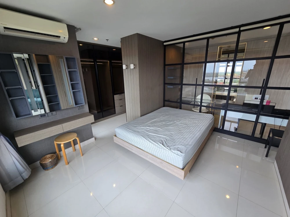 For rent: Lumpini Place Rama 4-Kluaynamthai. Very high floor unit, corner lot, with stunning views of Bang Krachao canal, the pier, and the Chao Phray