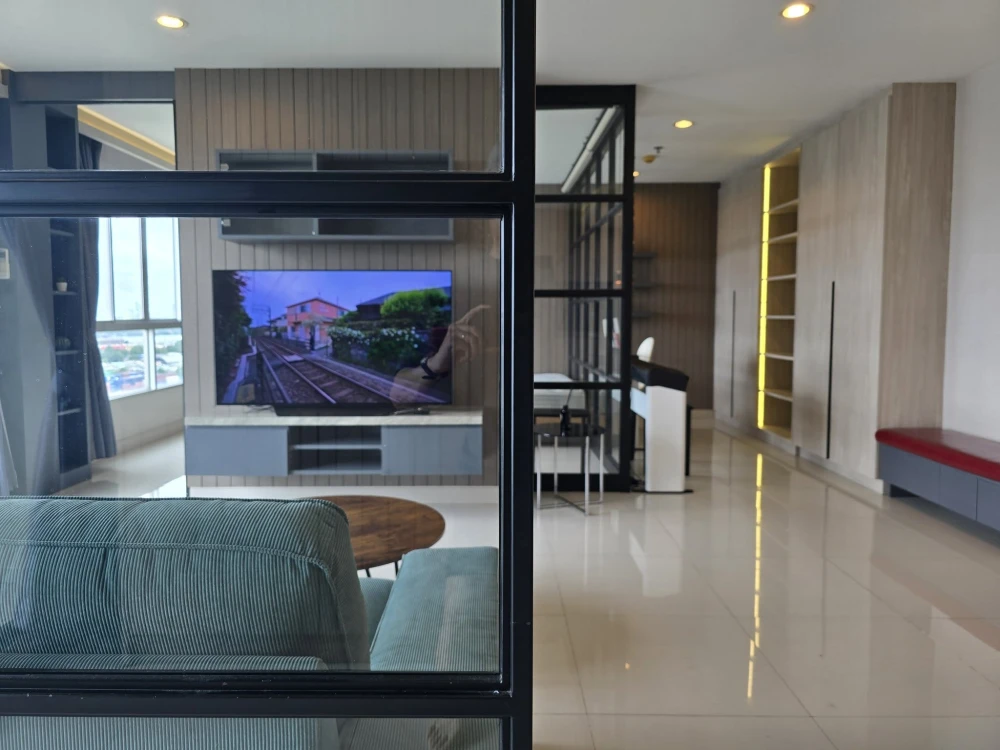 For rent: Lumpini Place Rama 4-Kluaynamthai. Very high floor unit, corner lot, with stunning views of Bang Krachao canal, the pier, and the Chao Phray
