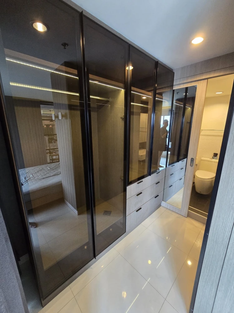 For rent: Lumpini Place Rama 4-Kluaynamthai. Very high floor unit, corner lot, with stunning views of Bang Krachao canal, the pier, and the Chao Phray