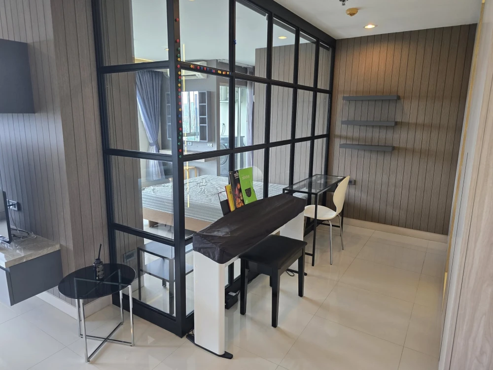 For rent: Lumpini Place Rama 4-Kluaynamthai. Very high floor unit, corner lot, with stunning views of Bang Krachao canal, the pier, and the Chao Phray