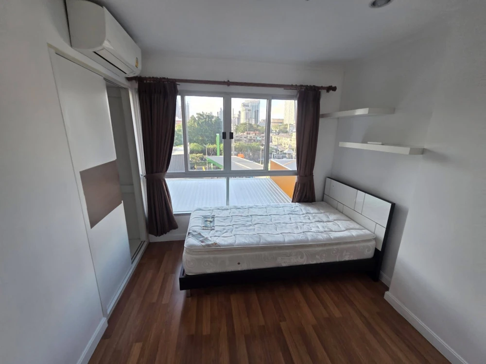 For rent: Lumpini Place Rama 4–Kluaynamthai. Nice room, fully furnished. Book now!