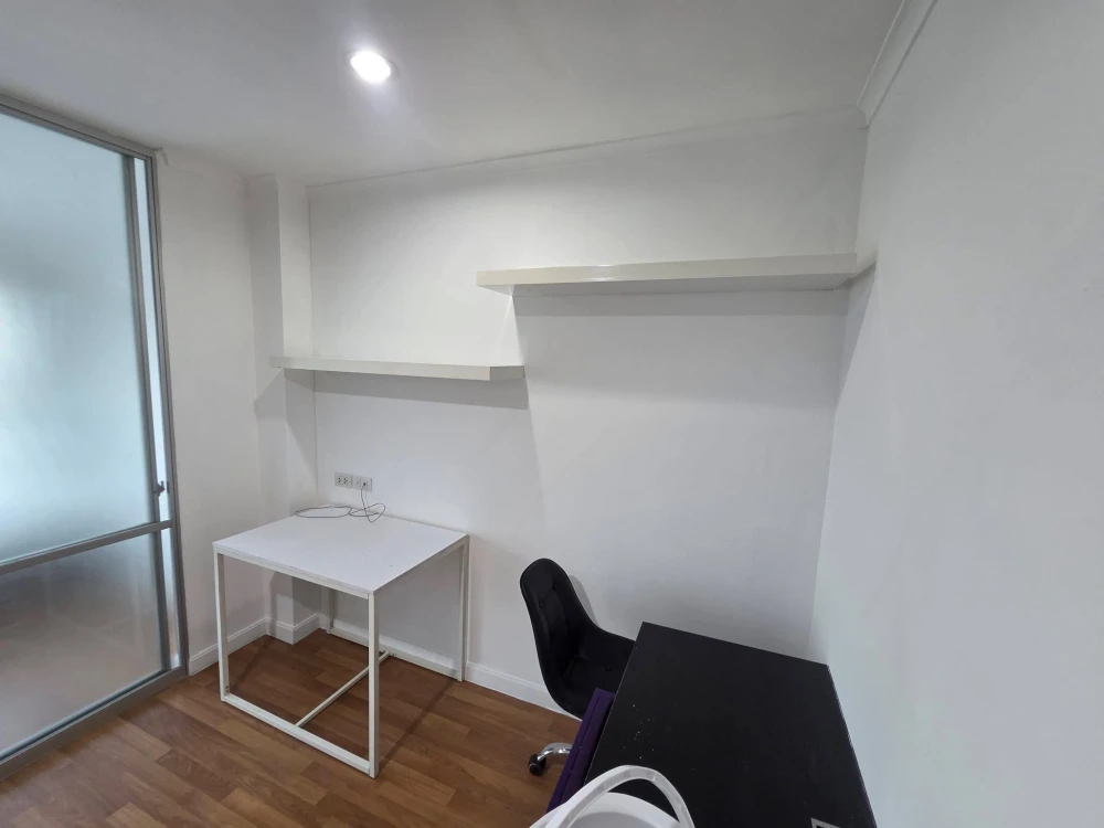 For rent: Lumpini Place Rama 4–Kluaynamthai. Nice room, fully furnished. Book now!