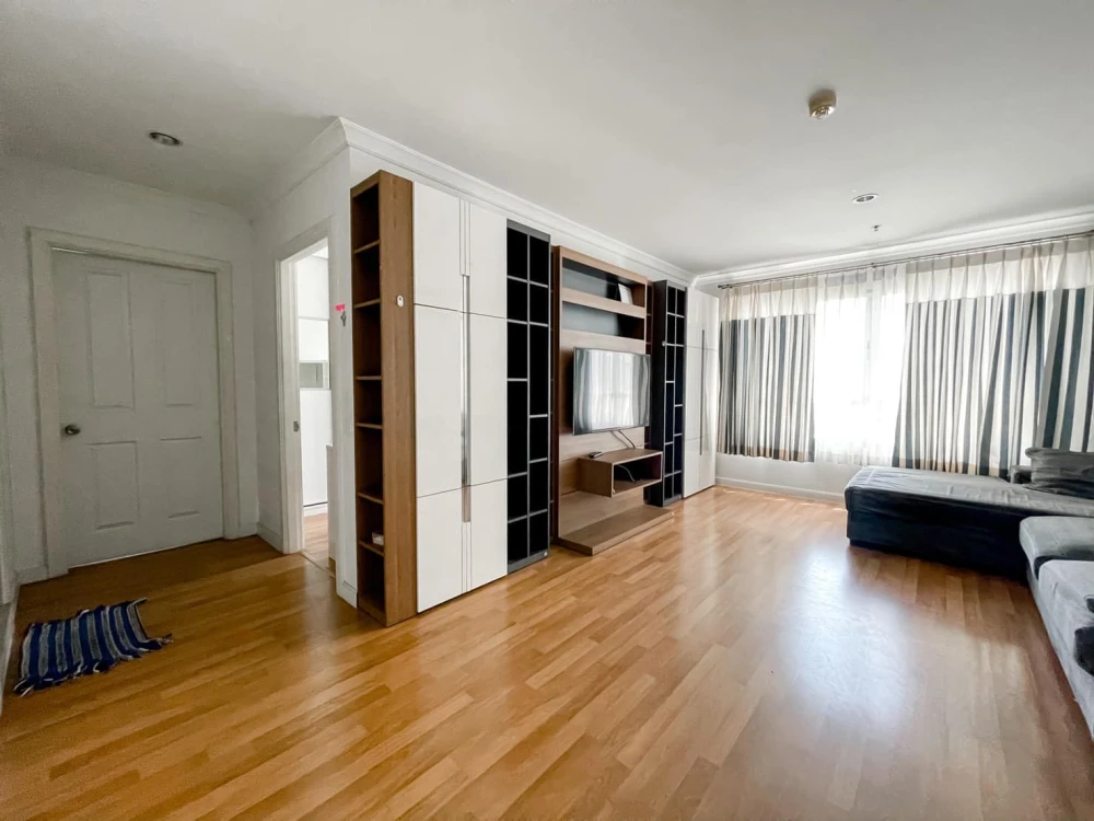 For rent: Lumpini Place Rama 9–Ratchada, 2 bedrooms, spacious living area, great location. Book now!