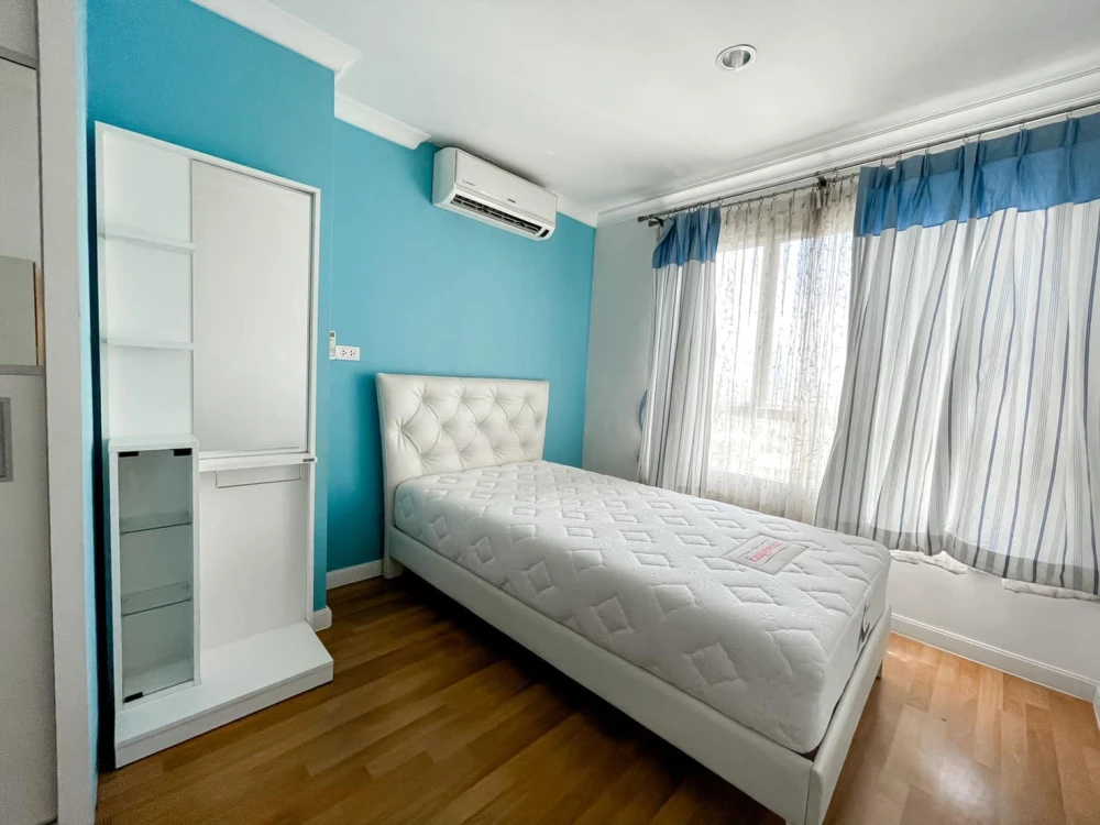 For rent: Lumpini Place Rama 9–Ratchada, 2 bedrooms, spacious living area, great location. Book now!