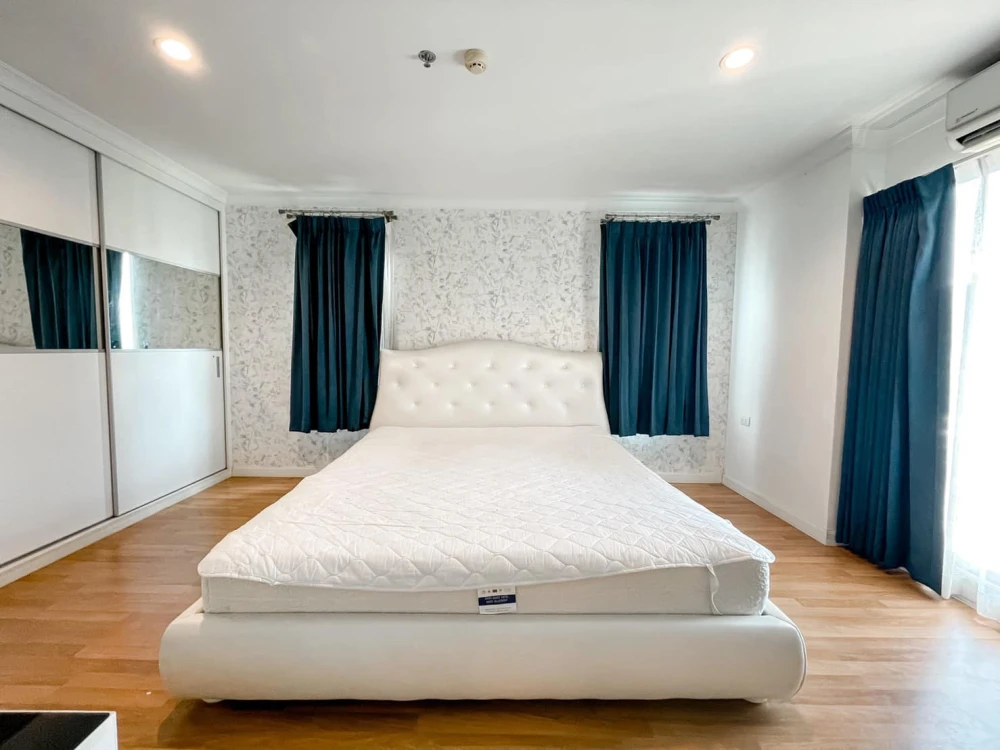 For rent: Lumpini Place Rama 9–Ratchada, 2 bedrooms, spacious living area, great location. Book now!
