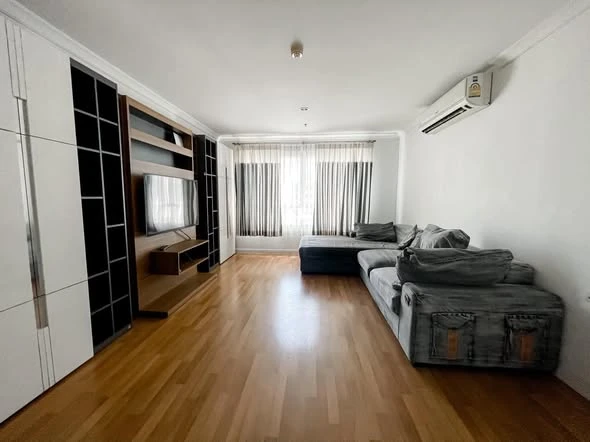 For rent: Lumpini Place Rama 9–Ratchada, 2 bedrooms, spacious living area, great location. Book now!
