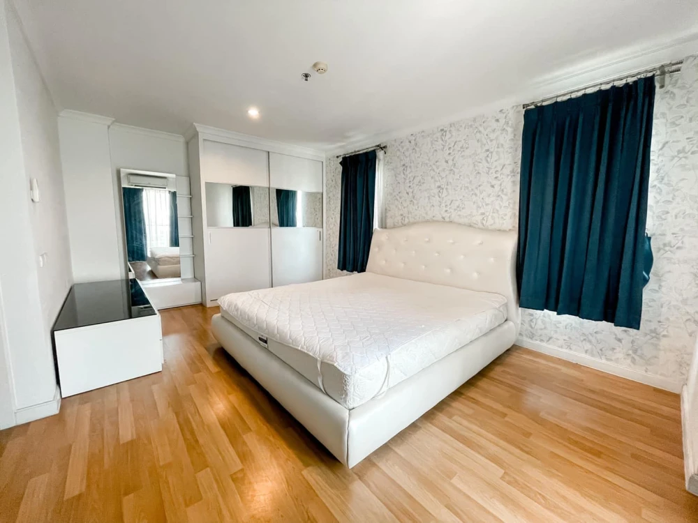 For rent: Lumpini Place Rama 9–Ratchada, 2 bedrooms, spacious living area, great location. Book now!