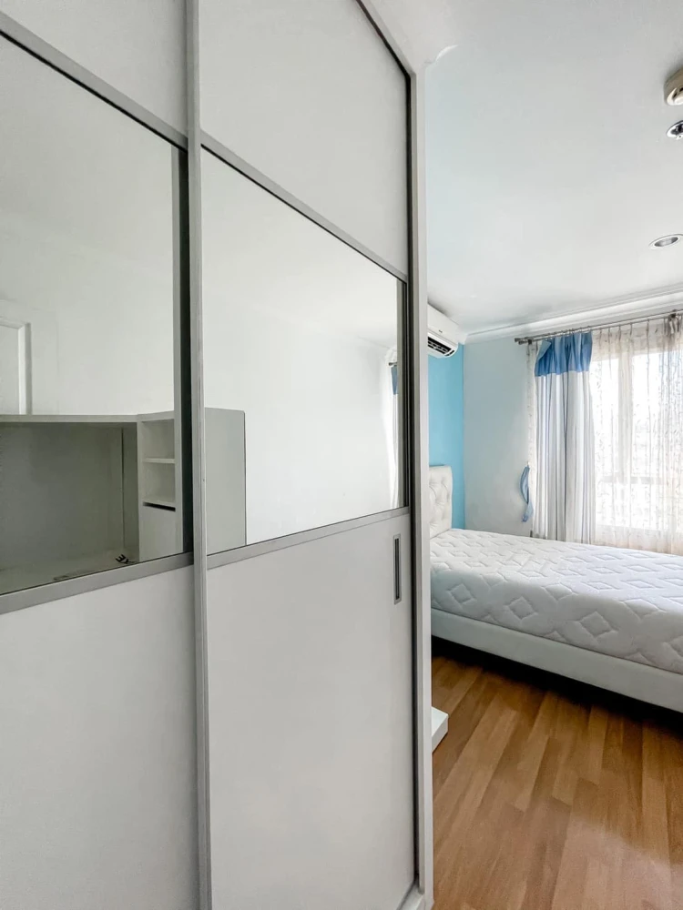 For rent: Lumpini Place Rama 9–Ratchada, 2 bedrooms, spacious living area, great location. Book now!