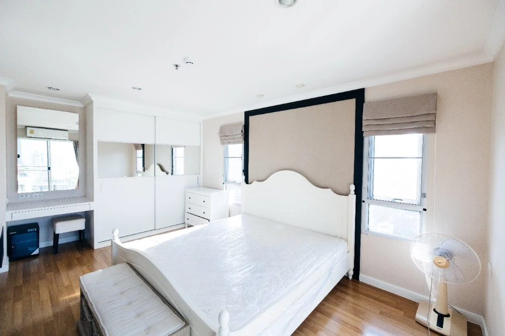 For rent: Lumpini Place Rama 9–Ratchada, 27th floor, nice room, fully furnished, reserve now, hurry!