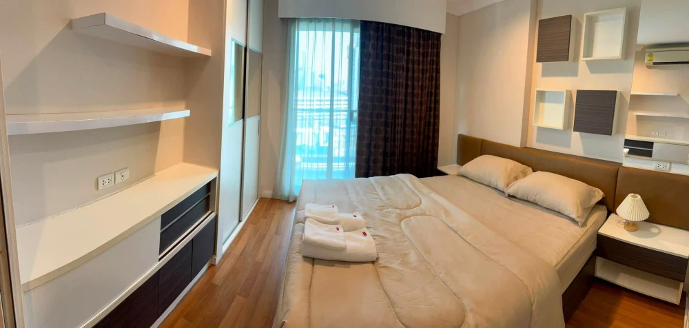For rent: Lumpini Place Rama 9–Ratchada, 9th floor unit with high-quality built-in furniture. Convenient transportation. Book now! images