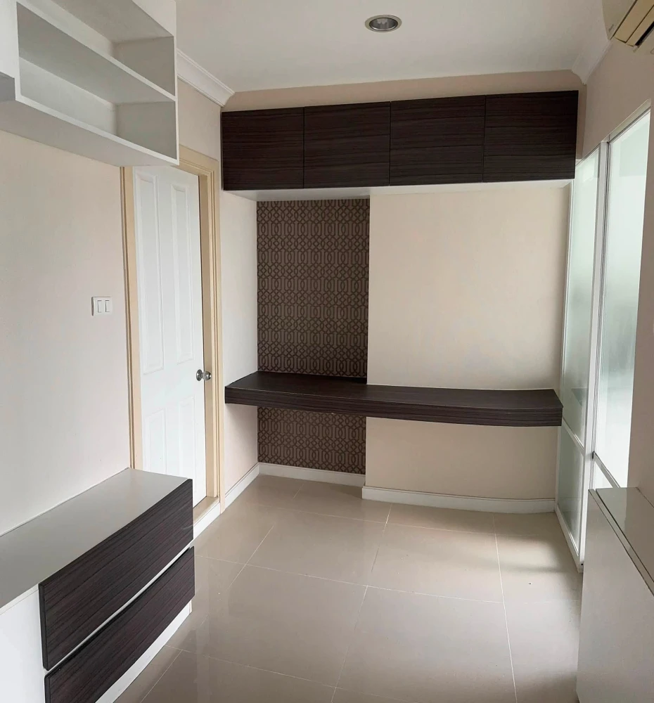 For rent: Lumpini Place Rama 9–Ratchada, 9th floor unit with high-quality built-in furniture. Convenient transportation. Book now!