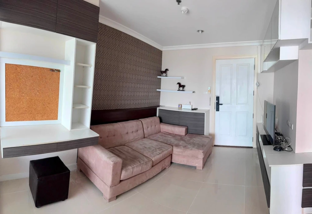 For rent: Lumpini Place Rama 9–Ratchada, 9th floor unit with high-quality built-in furniture. Convenient transportation. Book now!