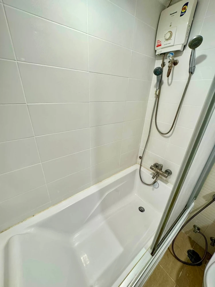 For rent: Lumpini Place Rama 9–Ratchada, 9th floor unit with high-quality built-in furniture. Convenient transportation. Book now!