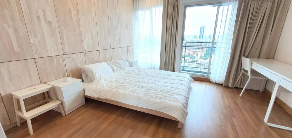 Studio apartment for rent at Lumpini Place Ratchada-Sathu. Fully furnished. Just bring your bags and move in!