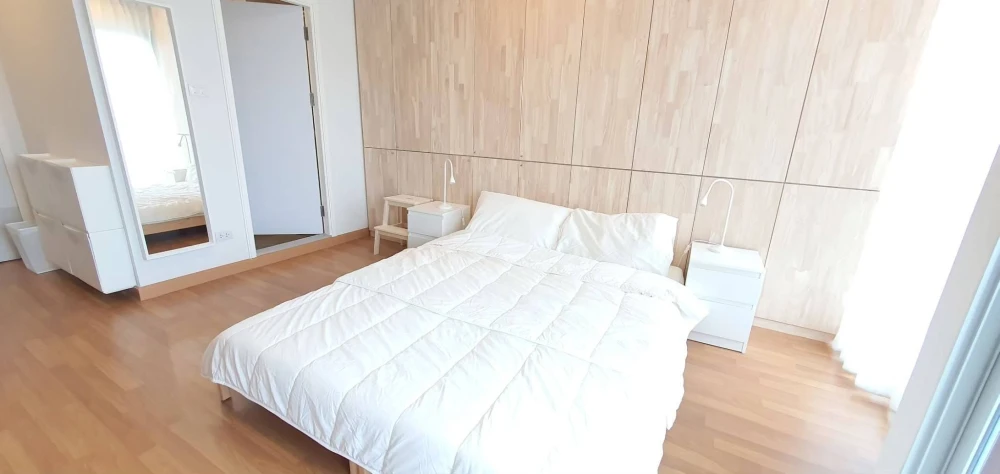 Studio apartment for rent at Lumpini Place Ratchada-Sathu. Fully furnished. Just bring your bags and move in!