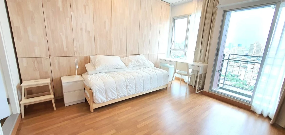 Studio apartment for rent at Lumpini Place Ratchada-Sathu. Fully furnished. Just bring your bags and move in!