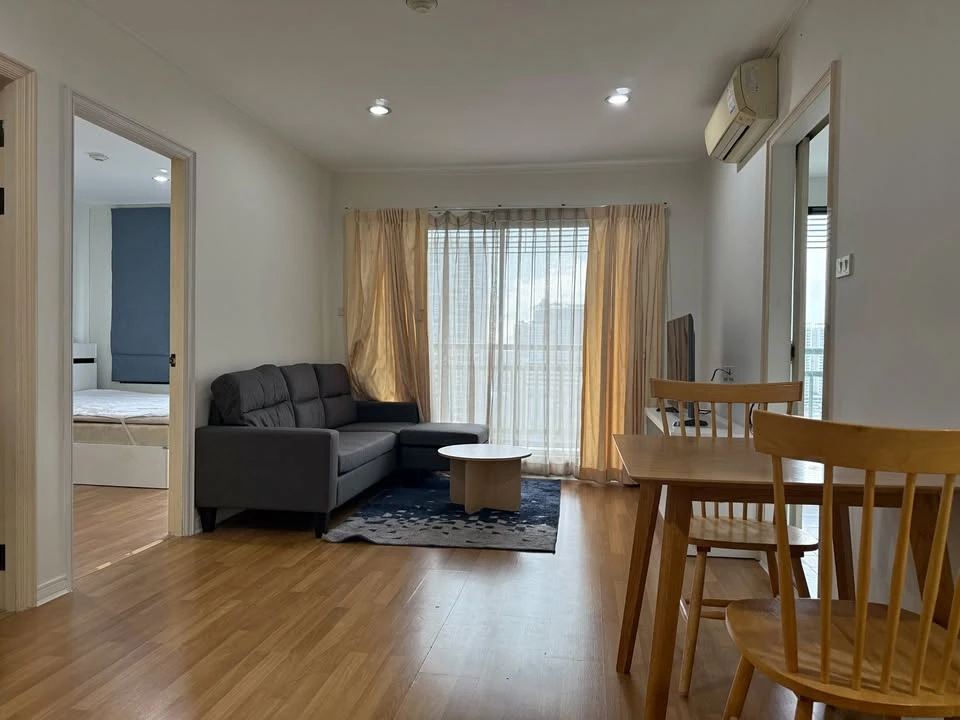 For Rent: Lumpini Place Ratchada-Thapra, 23rd floor. Fully furnished, inviting unit—book now!