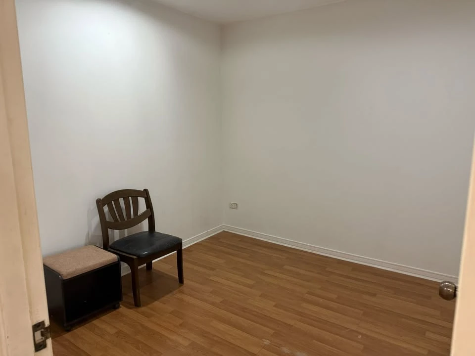 For Rent: Lumpini Place Ratchada-Thapra, 23rd floor. Fully furnished, inviting unit—book now!