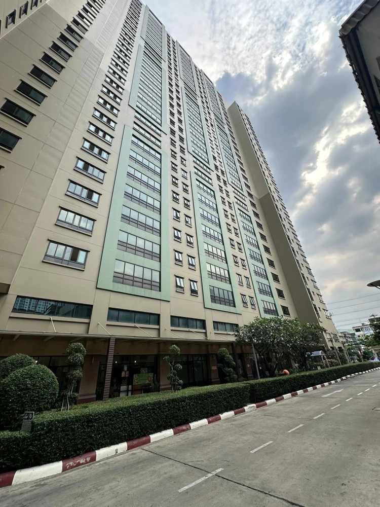 For rent: Lumpini Place Ratchada–Thapra, high floor unit, nice and breezy, fully furnished. Book now!