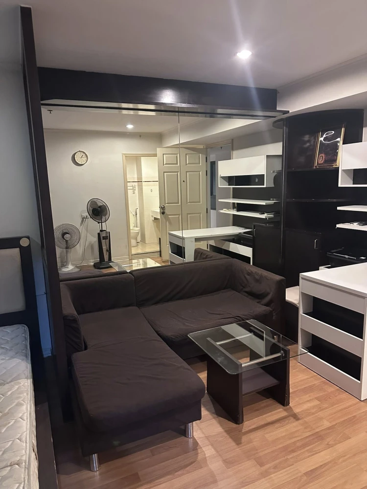 For rent: Lumpini Place Ratchada–Thapra, high floor unit, nice and breezy, fully furnished. Book now!
