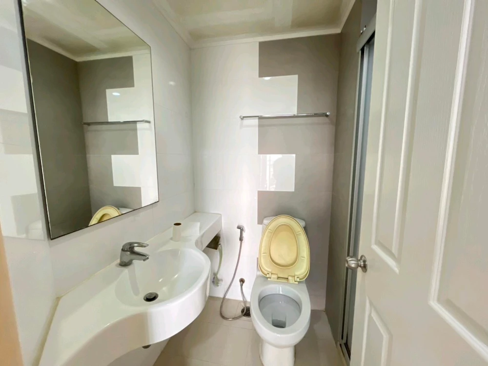 For Rent: Lumpini Place Ratchayothin, 10th floor. Fully furnished. Book now!